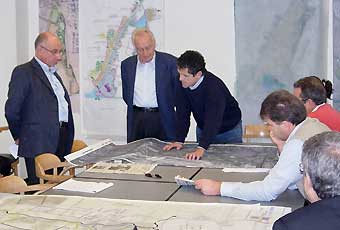 Alberto Danieli, Luigi Mariani e Ivo Rossi mentre discutono i progetti