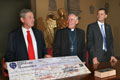 Il momento clou della cerimonia, da sinistra: il presidente Zip, il vescovo e il presidente della Fondazione.