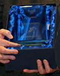 La teca contenente la targa in vetro del premio