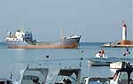 Una nave entra nel porto di Manfredonia